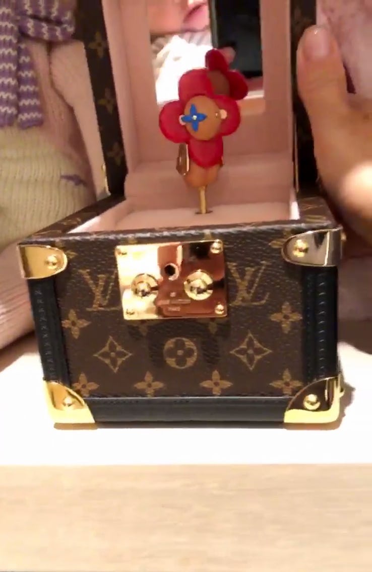 Keluarga Kardashian beli kotak musik Louise Vuitton