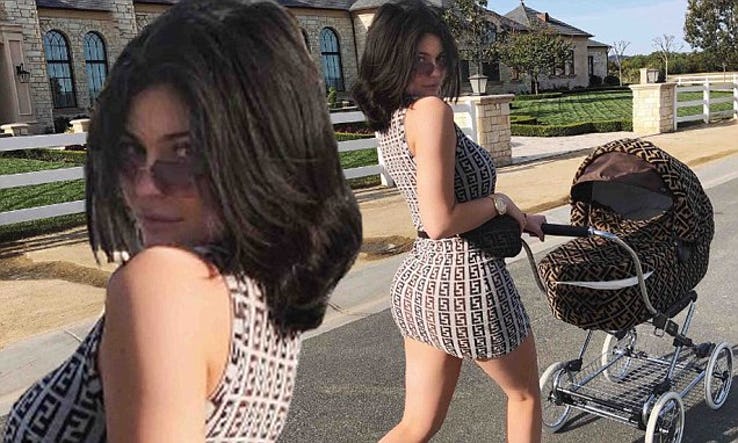 Keluarga Kardashian Membeli Stroller Fendi untuk Stormi Webster
