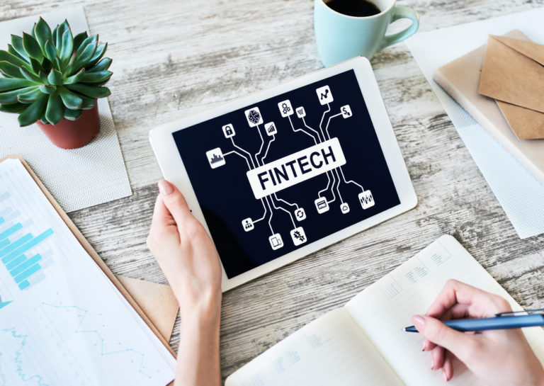 Ilustrasi Penggunaan Fintech (Shutterstock)