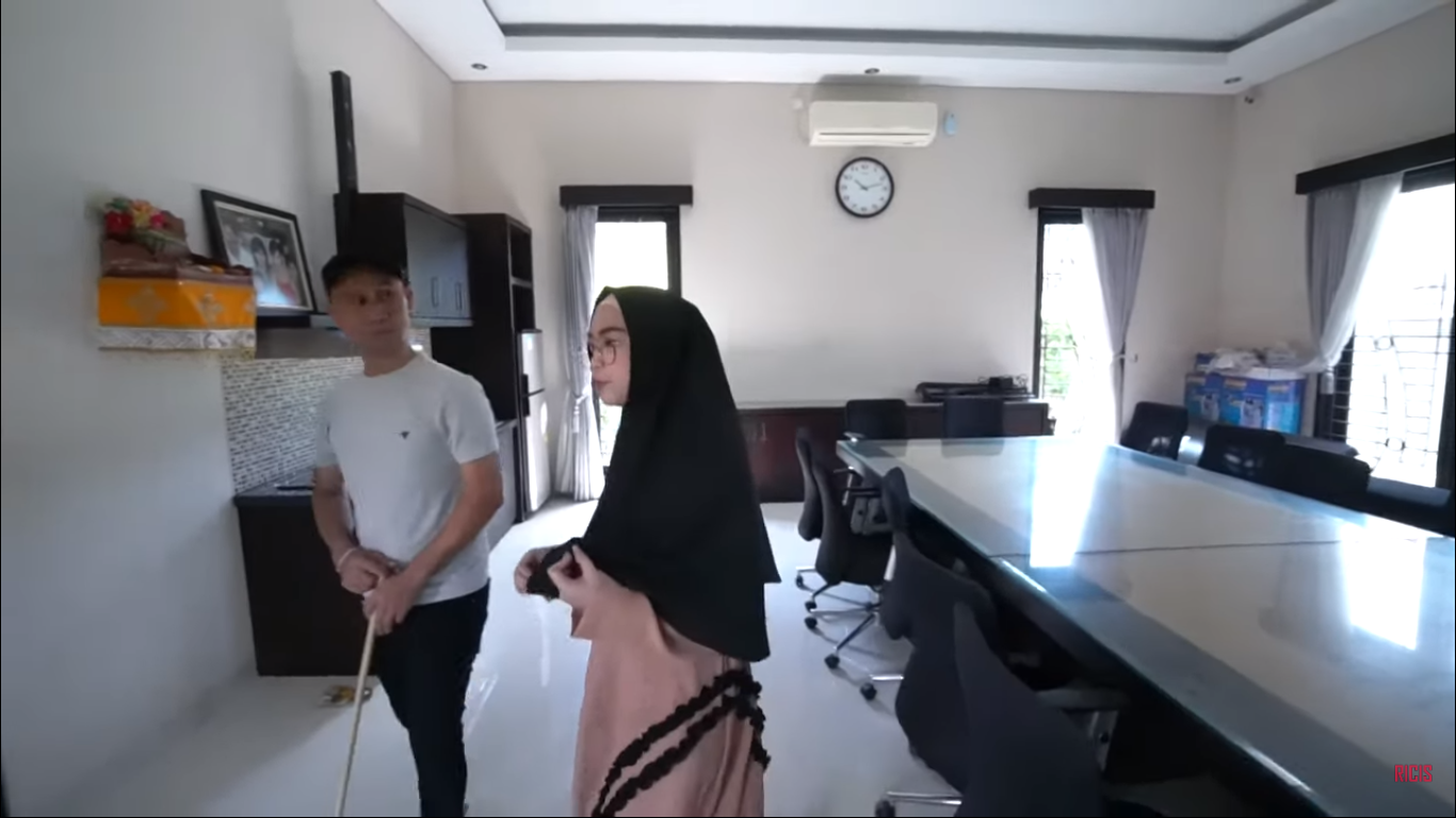 Ada ruang meeting di dalam rumah Gusti Ngurah Anom