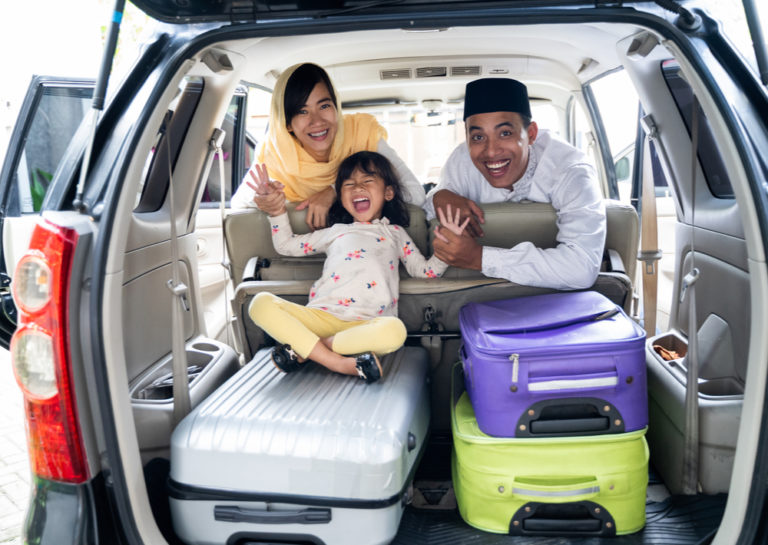 Keluarga yang sedang bersiap akan pulang kampung jelang Lebaran (Shutterstock).