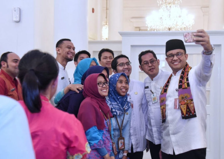 Naikkan Penghasilan Sendiri Berapa Gaji Gubernur Anies Setelah Teken Keputusan<script async src=