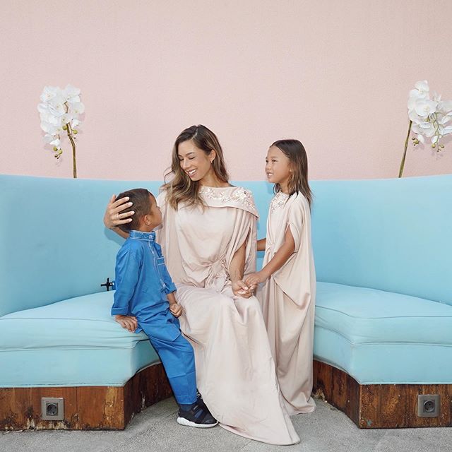 Mulai Jennifer Bachdim Hingga Ayu Ting Ting Ini Gaya Busana Artis Di Hari Raya<script async src=