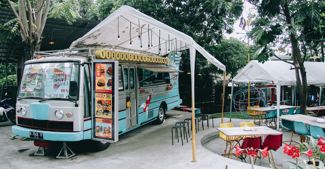 Ini 10 Cafe Di Bandung Yang Instagramable Memanjakan Lidah Dan Aman Di Kantong<script async src=
