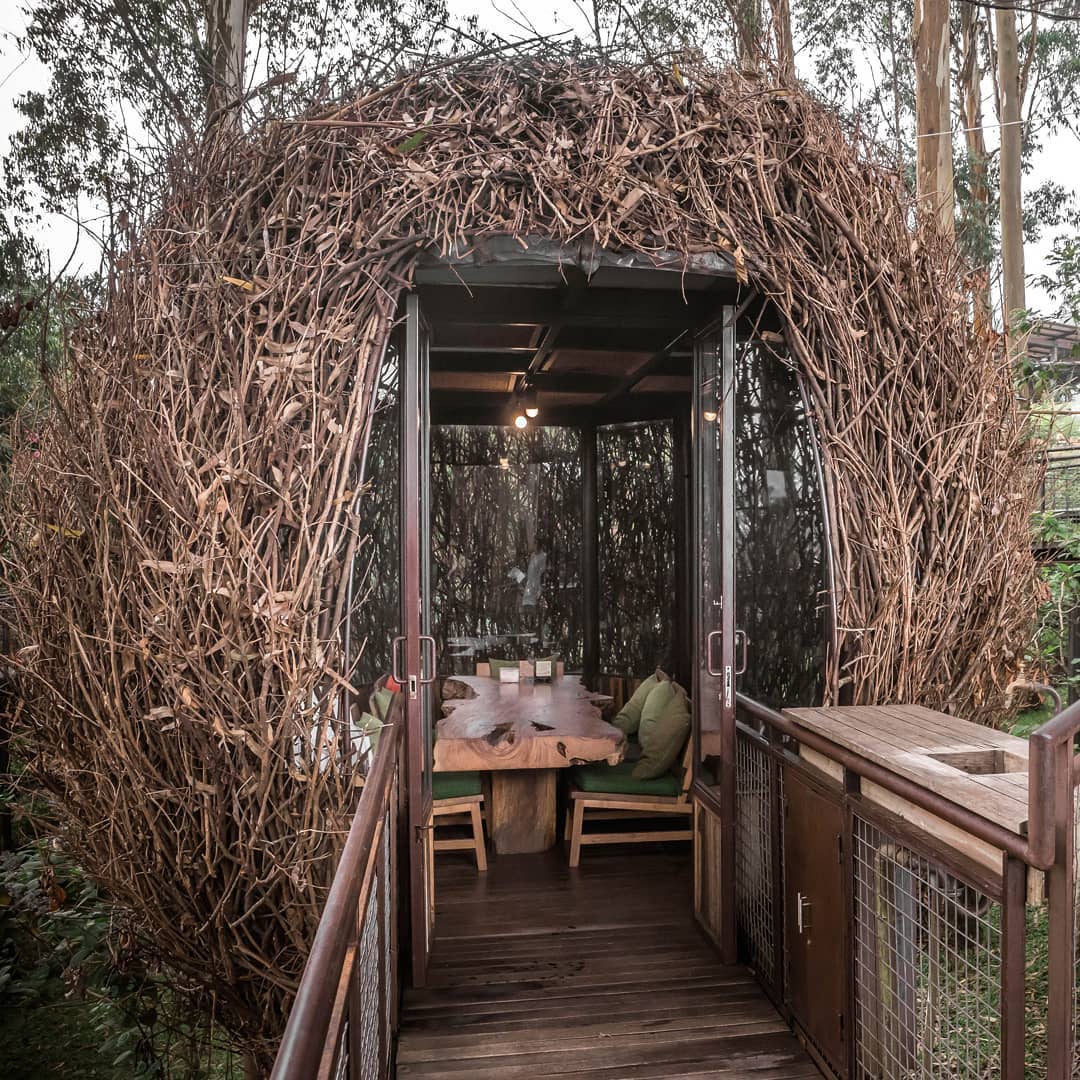 Ini 10 Cafe Di Bandung Yang Instagramable Memanjakan Lidah Dan Aman Di Kantong<script async src=