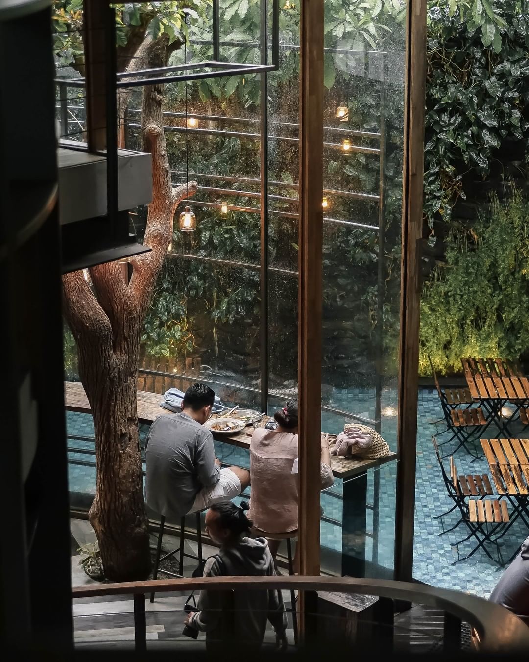 Ini 10 Cafe Di Bandung Yang Instagramable Memanjakan Lidah Dan Aman Di Kantong<script async src=