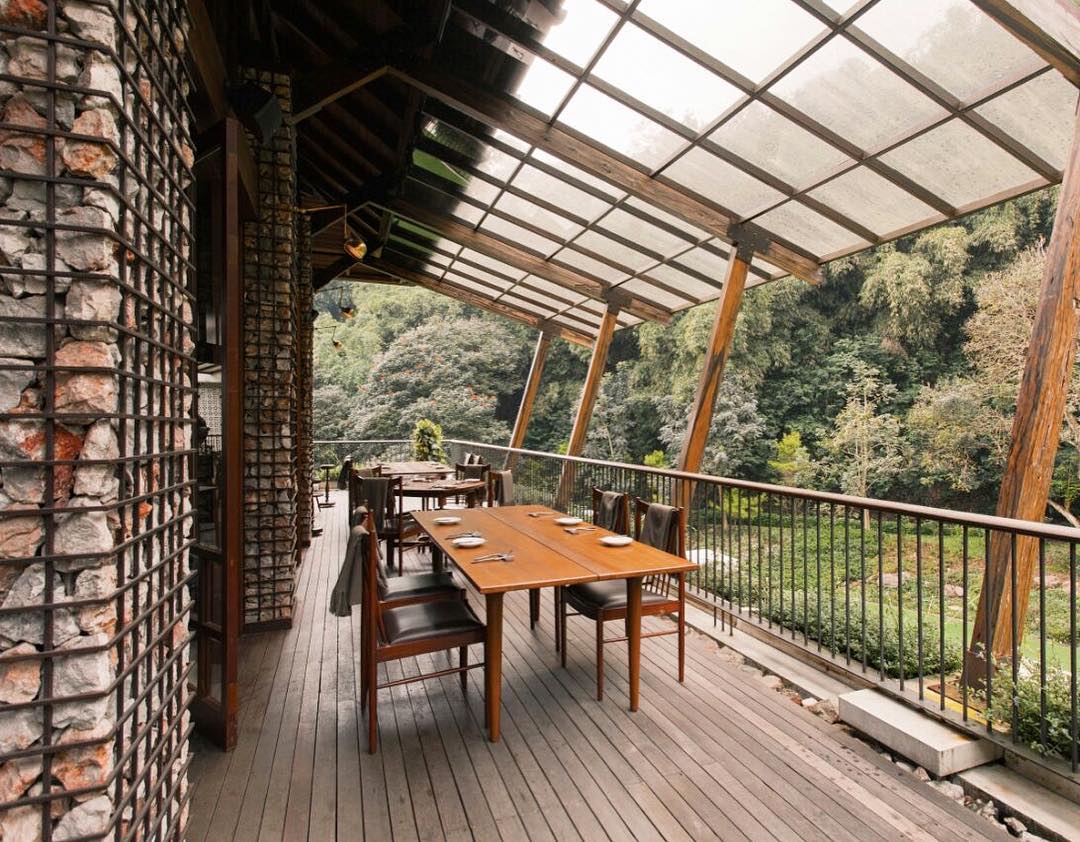 Ini 10 Cafe Di Bandung Yang Instagramable Memanjakan Lidah Dan Aman Di Kantong<script async src=