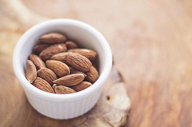 cemilan sehat almond